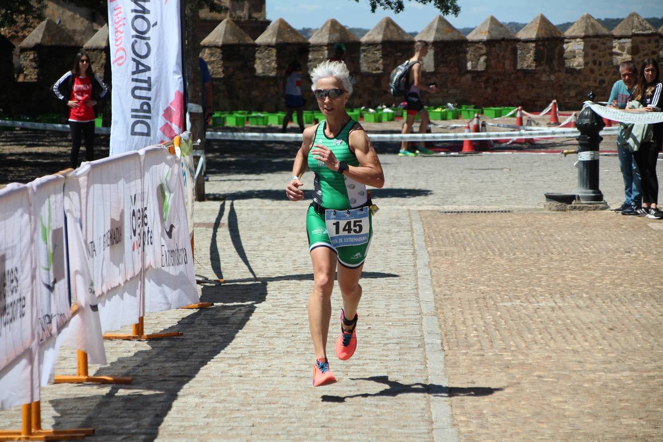 Jerez de los Caballeros ha celebrado, esta mañana, una nueva edición del Triatlón 'Ciudad del Temple'. Una prueba deportiva que, año tras año, se consolida como una de las principales del municipio y que ha reunido a 110 participantes. David Puertas Tenorio y María Remedios Mendoza Bravo han sido los vencedores de la clasificación general.