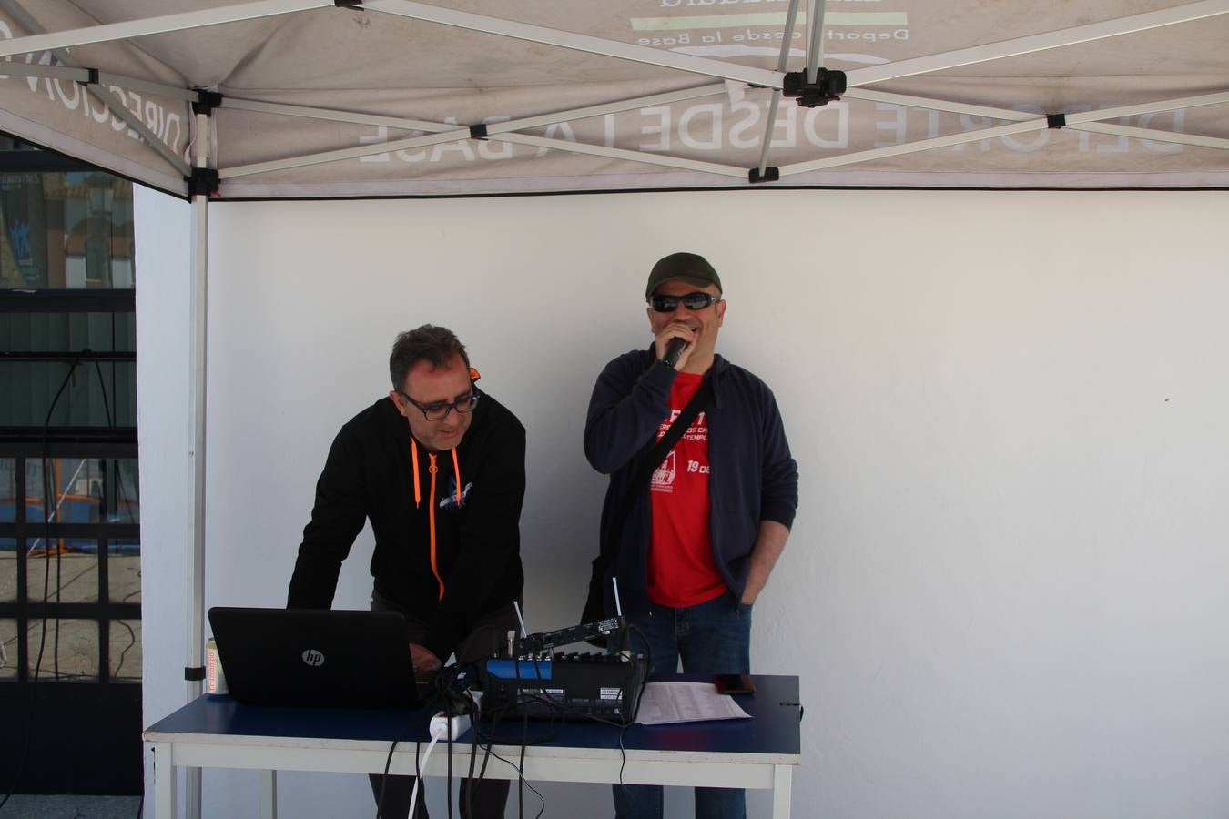 Jerez de los Caballeros ha celebrado, esta mañana, una nueva edición del Triatlón 'Ciudad del Temple'. Una prueba deportiva que, año tras año, se consolida como una de las principales del municipio y que ha reunido a 110 participantes. David Puertas Tenorio y María Remedios Mendoza Bravo han sido los vencedores de la clasificación general.