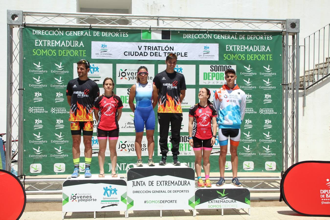 Jerez de los Caballeros ha celebrado, esta mañana, una nueva edición del Triatlón 'Ciudad del Temple'. Una prueba deportiva que, año tras año, se consolida como una de las principales del municipio y que ha reunido a 110 participantes. David Puertas Tenorio y María Remedios Mendoza Bravo han sido los vencedores de la clasificación general.