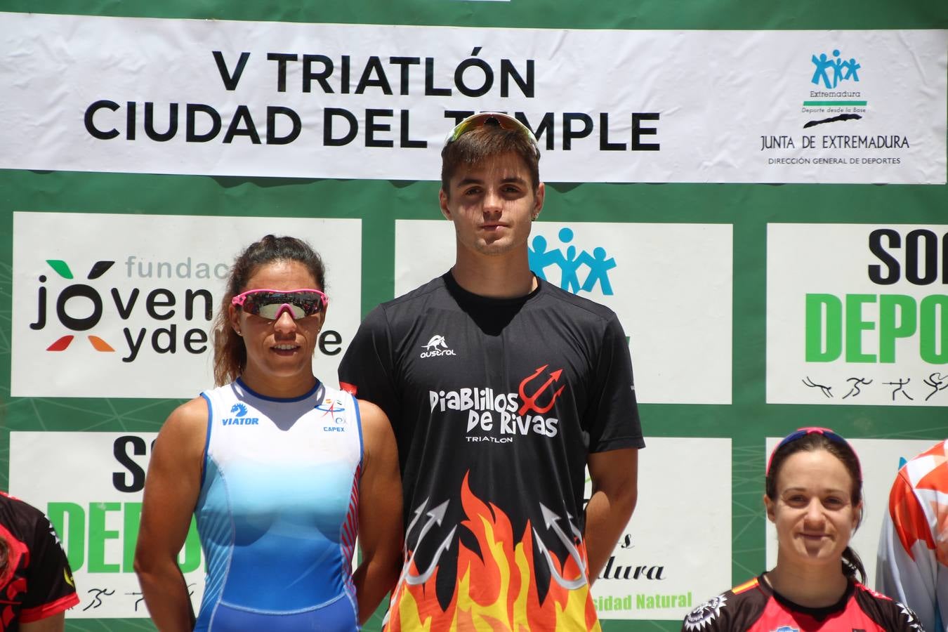 Jerez de los Caballeros ha celebrado, esta mañana, una nueva edición del Triatlón 'Ciudad del Temple'. Una prueba deportiva que, año tras año, se consolida como una de las principales del municipio y que ha reunido a 110 participantes. David Puertas Tenorio y María Remedios Mendoza Bravo han sido los vencedores de la clasificación general.