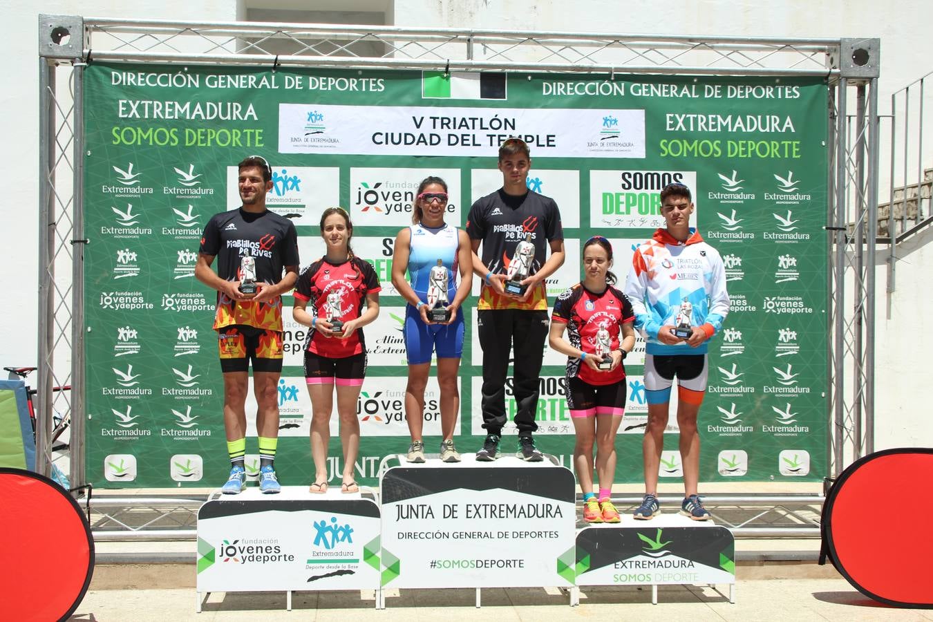 Jerez de los Caballeros ha celebrado, esta mañana, una nueva edición del Triatlón 'Ciudad del Temple'. Una prueba deportiva que, año tras año, se consolida como una de las principales del municipio y que ha reunido a 110 participantes. David Puertas Tenorio y María Remedios Mendoza Bravo han sido los vencedores de la clasificación general.