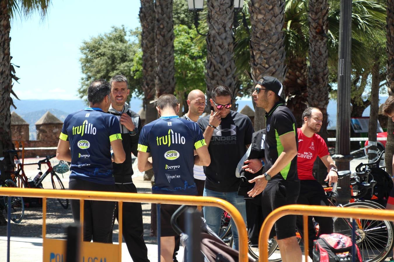 Jerez de los Caballeros ha celebrado, esta mañana, una nueva edición del Triatlón 'Ciudad del Temple'. Una prueba deportiva que, año tras año, se consolida como una de las principales del municipio y que ha reunido a 110 participantes. David Puertas Tenorio y María Remedios Mendoza Bravo han sido los vencedores de la clasificación general.