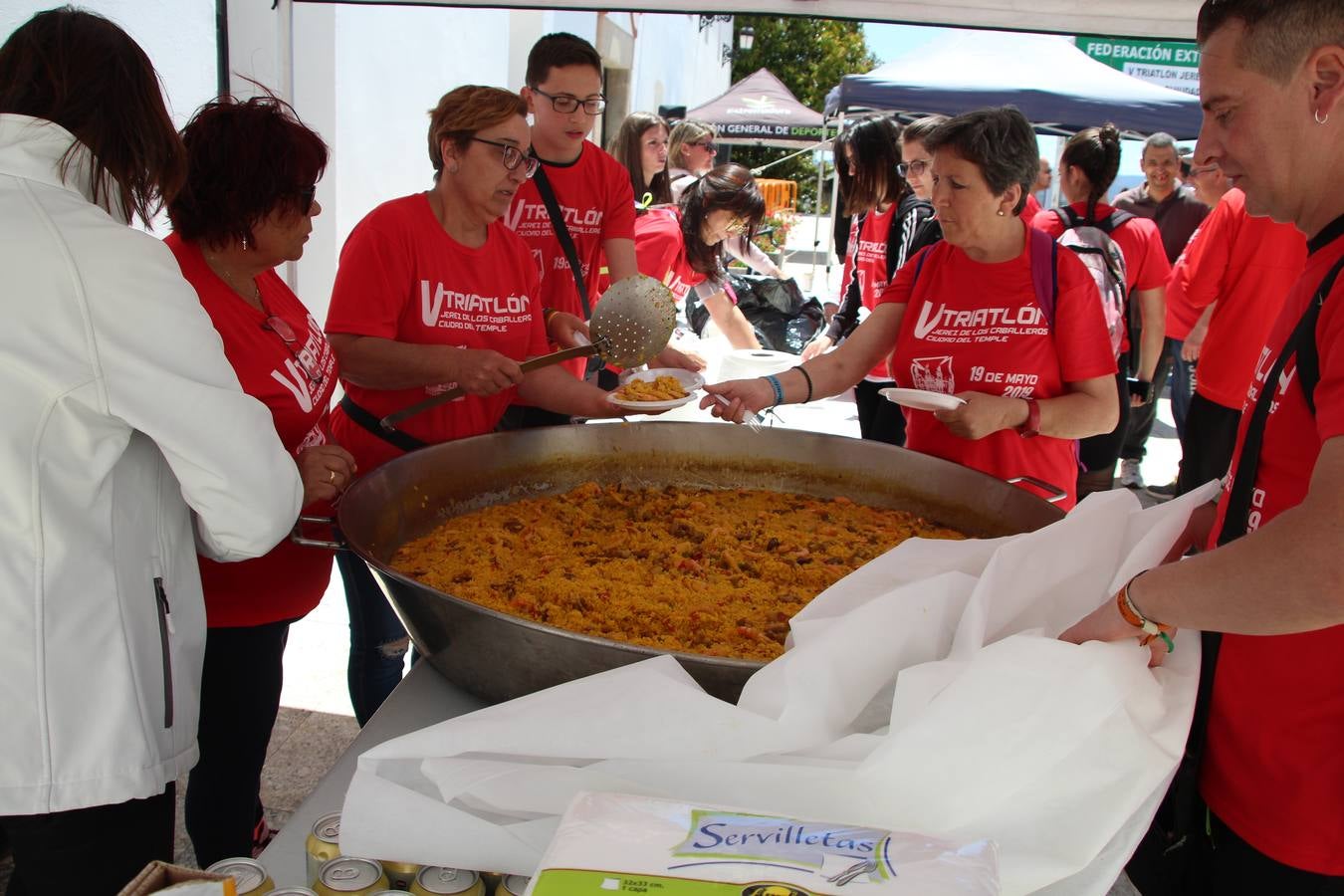 Jerez de los Caballeros ha celebrado, esta mañana, una nueva edición del Triatlón 'Ciudad del Temple'. Una prueba deportiva que, año tras año, se consolida como una de las principales del municipio y que ha reunido a 110 participantes. David Puertas Tenorio y María Remedios Mendoza Bravo han sido los vencedores de la clasificación general.