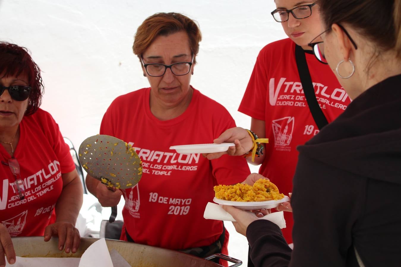 Jerez de los Caballeros ha celebrado, esta mañana, una nueva edición del Triatlón 'Ciudad del Temple'. Una prueba deportiva que, año tras año, se consolida como una de las principales del municipio y que ha reunido a 110 participantes. David Puertas Tenorio y María Remedios Mendoza Bravo han sido los vencedores de la clasificación general.