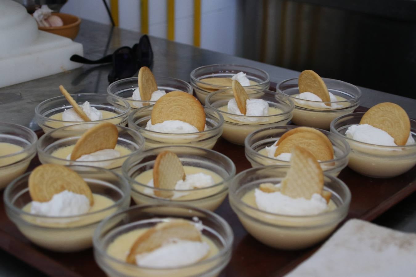 El hotel 'Oasis' ha acogido, esta mañana, la clausura de la segunda edición del curso 'Ayudante de cocina', ofertado por la Cámara de Comercio. Mª Carmen Muñoz, técnica de la delegación en Jerez de la Cámara de Comercio, ha señalado que han sido 18 jóvenes, de entre 16 y 29 años, los que han participado en esta iniciativa que ha contado con la colaboración del hotel 'Oasis' y Seve García, cocinero.