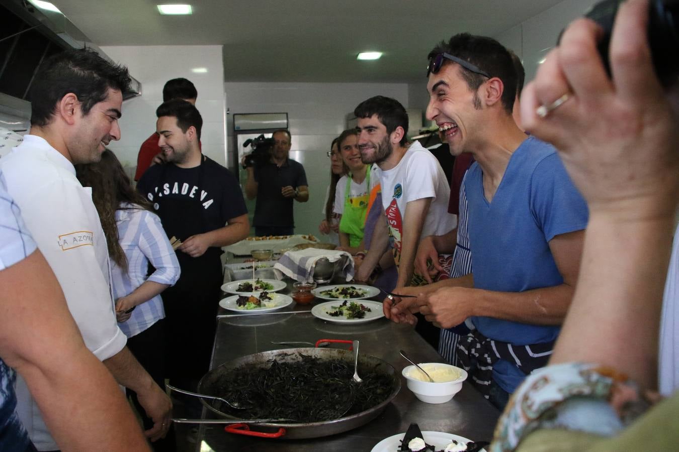 El hotel 'Oasis' ha acogido, esta mañana, la clausura de la segunda edición del curso 'Ayudante de cocina', ofertado por la Cámara de Comercio. Mª Carmen Muñoz, técnica de la delegación en Jerez de la Cámara de Comercio, ha señalado que han sido 18 jóvenes, de entre 16 y 29 años, los que han participado en esta iniciativa que ha contado con la colaboración del hotel 'Oasis' y Seve García, cocinero.