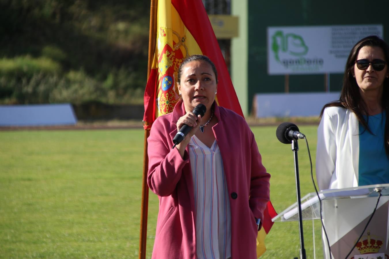 La Ciudad Deportiva 'Manuel Calzado' ha acogido, esta mañana, la celebración de la IV Convivencia Deportiva de Primaria, organizada por el Centro de Profesores y Recursos de esta ciudad con el apoyo del Ayuntamiento de Jerez, la Junta de Extremadura, la Diputación de Badajoz y la Fundación 'Alfonso Gallardo'. Más de 750 escolares de 15 colegios han disfrutado de esta experiencia deportiva con pruebas de atletismo, lanzamiento de peso, salto de altura, salto de longitud y lanzamiento de jabalina.