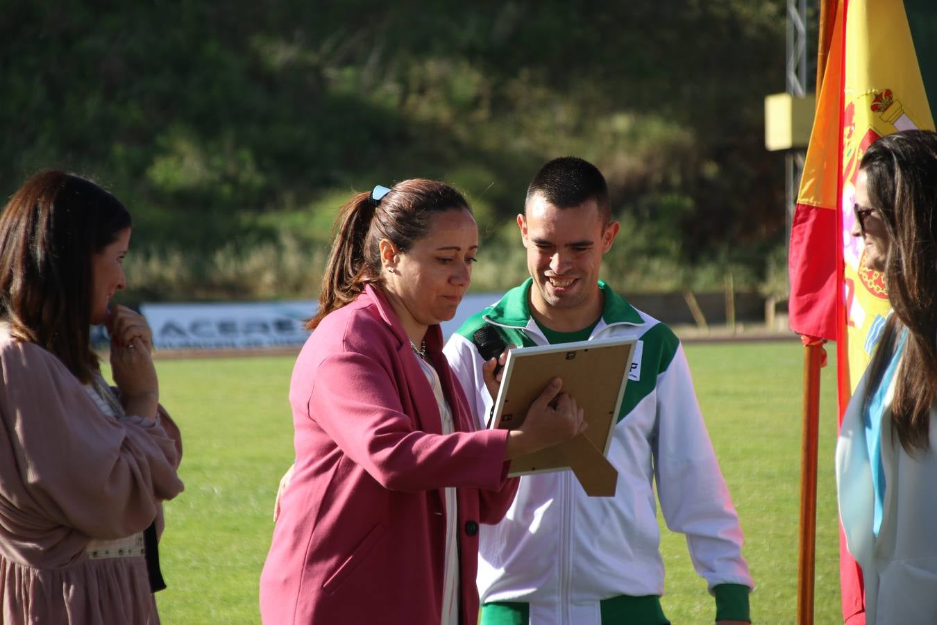 La Ciudad Deportiva 'Manuel Calzado' ha acogido, esta mañana, la celebración de la IV Convivencia Deportiva de Primaria, organizada por el Centro de Profesores y Recursos de esta ciudad con el apoyo del Ayuntamiento de Jerez, la Junta de Extremadura, la Diputación de Badajoz y la Fundación 'Alfonso Gallardo'. Más de 750 escolares de 15 colegios han disfrutado de esta experiencia deportiva con pruebas de atletismo, lanzamiento de peso, salto de altura, salto de longitud y lanzamiento de jabalina.