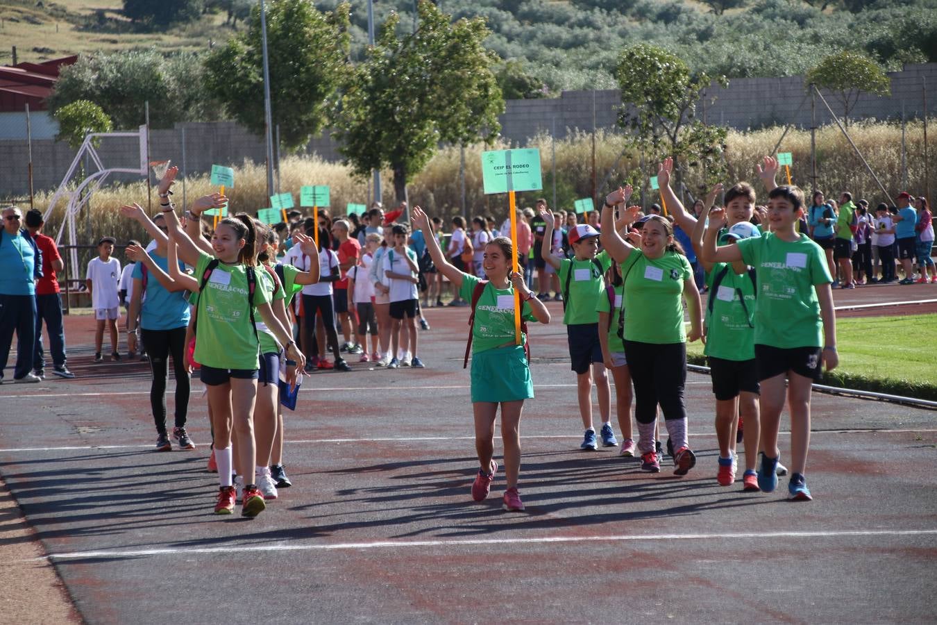 La Ciudad Deportiva 'Manuel Calzado' ha acogido, esta mañana, la celebración de la IV Convivencia Deportiva de Primaria, organizada por el Centro de Profesores y Recursos de esta ciudad con el apoyo del Ayuntamiento de Jerez, la Junta de Extremadura, la Diputación de Badajoz y la Fundación 'Alfonso Gallardo'. Más de 750 escolares de 15 colegios han disfrutado de esta experiencia deportiva con pruebas de atletismo, lanzamiento de peso, salto de altura, salto de longitud y lanzamiento de jabalina.