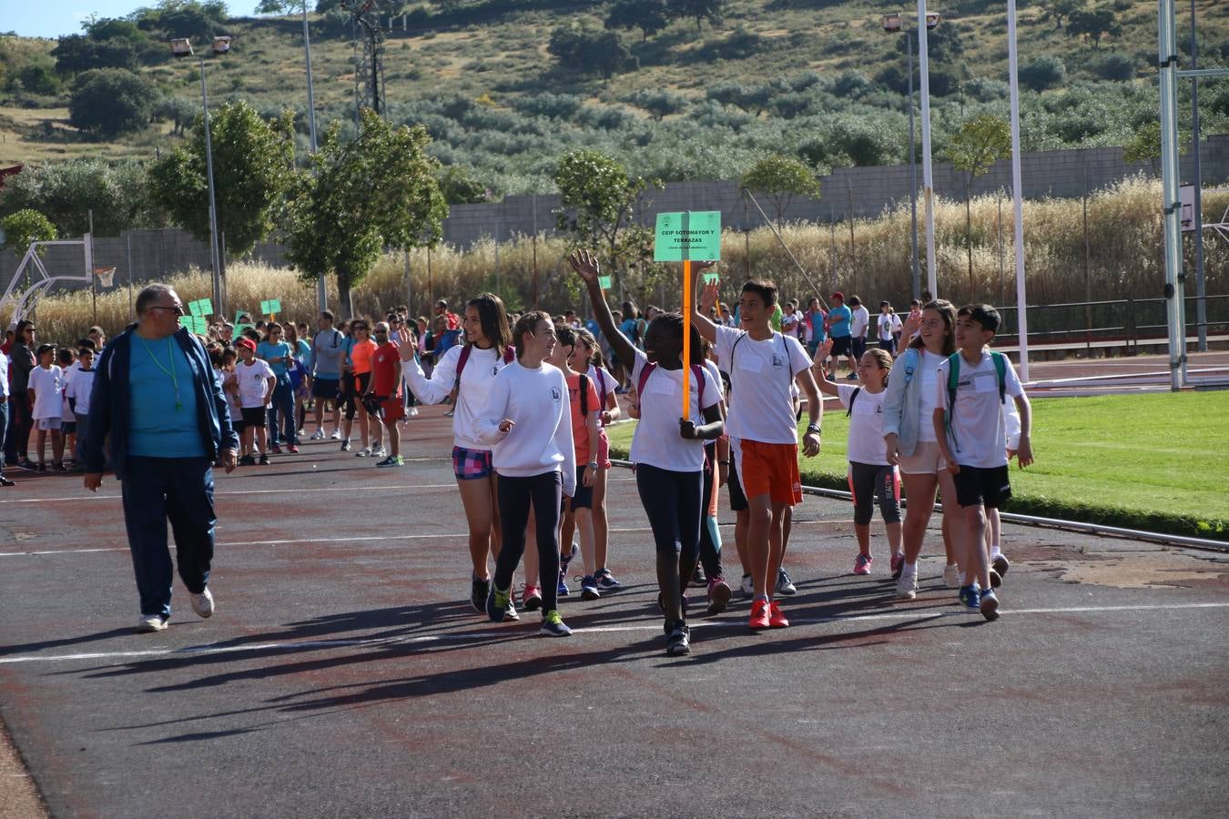 La Ciudad Deportiva 'Manuel Calzado' ha acogido, esta mañana, la celebración de la IV Convivencia Deportiva de Primaria, organizada por el Centro de Profesores y Recursos de esta ciudad con el apoyo del Ayuntamiento de Jerez, la Junta de Extremadura, la Diputación de Badajoz y la Fundación 'Alfonso Gallardo'. Más de 750 escolares de 15 colegios han disfrutado de esta experiencia deportiva con pruebas de atletismo, lanzamiento de peso, salto de altura, salto de longitud y lanzamiento de jabalina.