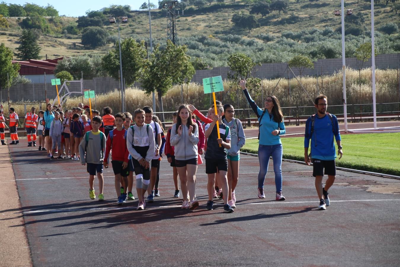 La Ciudad Deportiva 'Manuel Calzado' ha acogido, esta mañana, la celebración de la IV Convivencia Deportiva de Primaria, organizada por el Centro de Profesores y Recursos de esta ciudad con el apoyo del Ayuntamiento de Jerez, la Junta de Extremadura, la Diputación de Badajoz y la Fundación 'Alfonso Gallardo'. Más de 750 escolares de 15 colegios han disfrutado de esta experiencia deportiva con pruebas de atletismo, lanzamiento de peso, salto de altura, salto de longitud y lanzamiento de jabalina.
