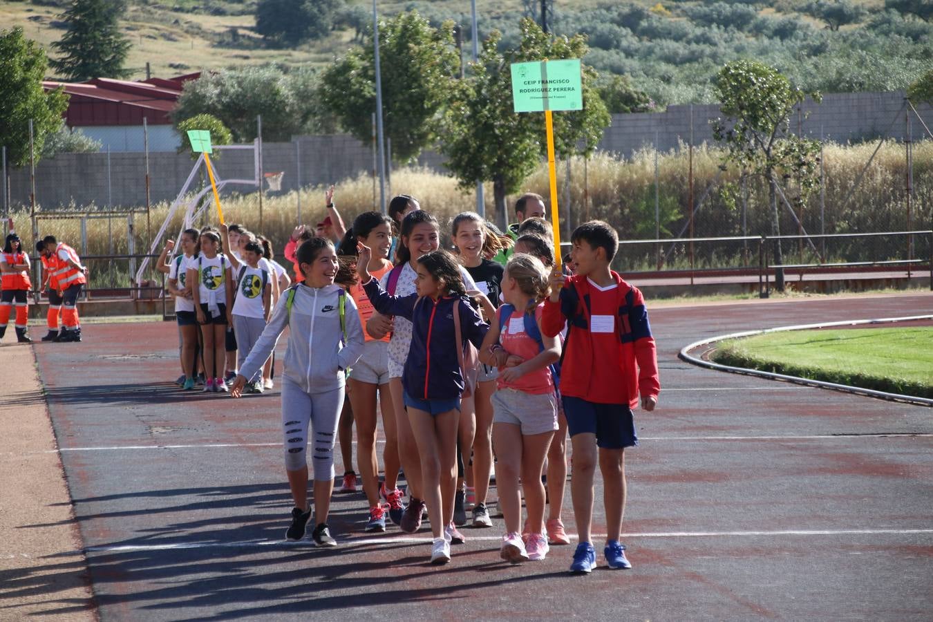 La Ciudad Deportiva 'Manuel Calzado' ha acogido, esta mañana, la celebración de la IV Convivencia Deportiva de Primaria, organizada por el Centro de Profesores y Recursos de esta ciudad con el apoyo del Ayuntamiento de Jerez, la Junta de Extremadura, la Diputación de Badajoz y la Fundación 'Alfonso Gallardo'. Más de 750 escolares de 15 colegios han disfrutado de esta experiencia deportiva con pruebas de atletismo, lanzamiento de peso, salto de altura, salto de longitud y lanzamiento de jabalina.