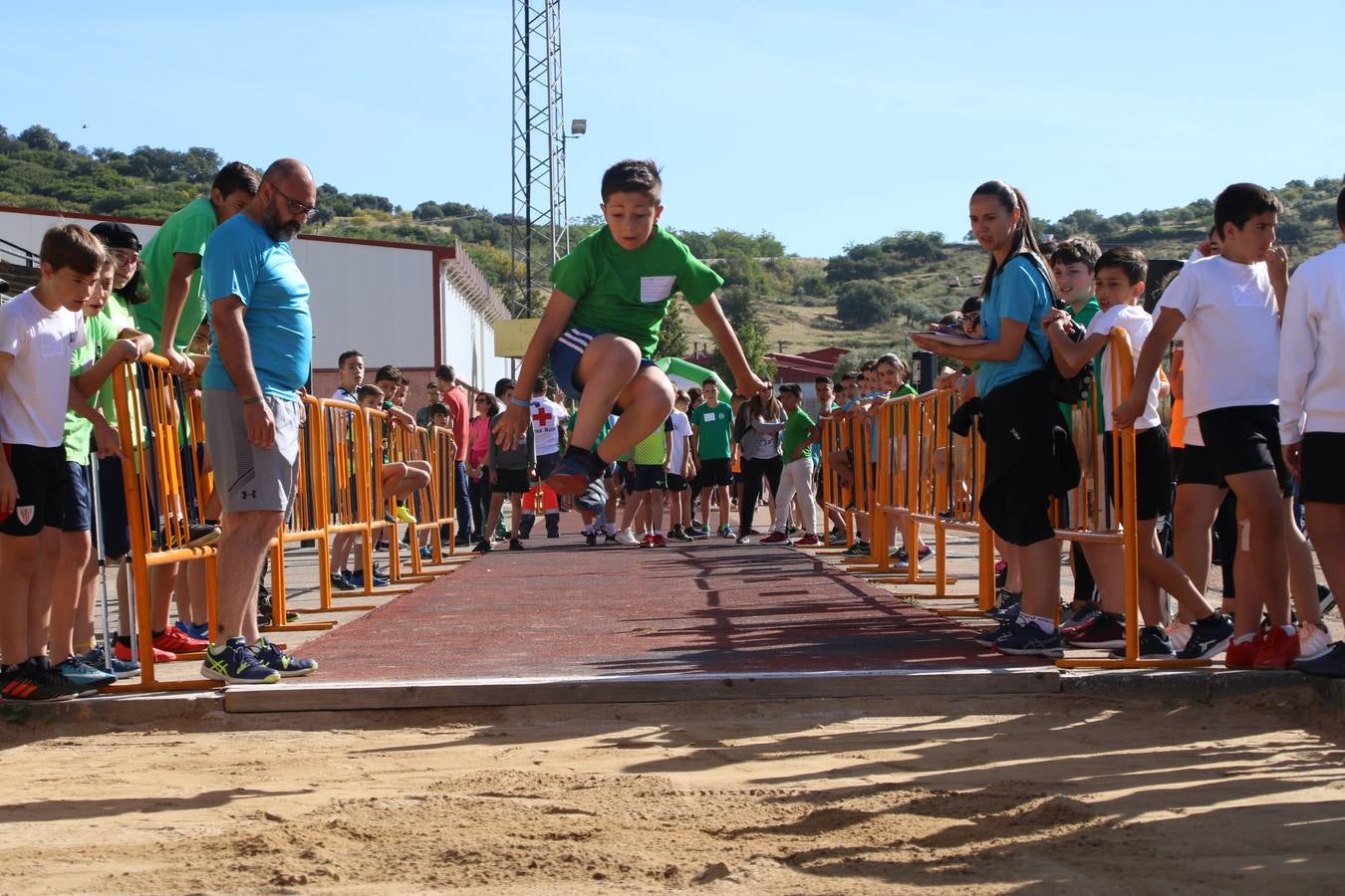 La Ciudad Deportiva 'Manuel Calzado' ha acogido, esta mañana, la celebración de la IV Convivencia Deportiva de Primaria, organizada por el Centro de Profesores y Recursos de esta ciudad con el apoyo del Ayuntamiento de Jerez, la Junta de Extremadura, la Diputación de Badajoz y la Fundación 'Alfonso Gallardo'. Más de 750 escolares de 15 colegios han disfrutado de esta experiencia deportiva con pruebas de atletismo, lanzamiento de peso, salto de altura, salto de longitud y lanzamiento de jabalina.