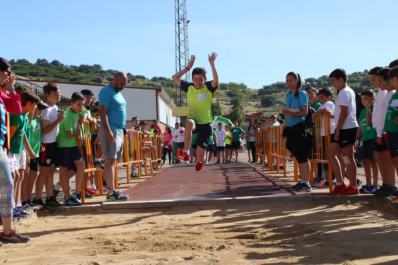 La Ciudad Deportiva 'Manuel Calzado' ha acogido, esta mañana, la celebración de la IV Convivencia Deportiva de Primaria, organizada por el Centro de Profesores y Recursos de esta ciudad con el apoyo del Ayuntamiento de Jerez, la Junta de Extremadura, la Diputación de Badajoz y la Fundación 'Alfonso Gallardo'. Más de 750 escolares de 15 colegios han disfrutado de esta experiencia deportiva con pruebas de atletismo, lanzamiento de peso, salto de altura, salto de longitud y lanzamiento de jabalina.