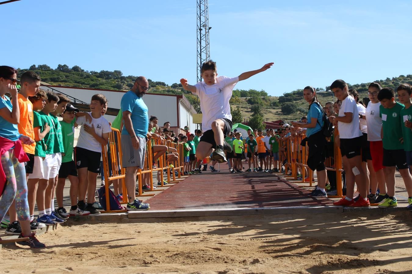 La Ciudad Deportiva 'Manuel Calzado' ha acogido, esta mañana, la celebración de la IV Convivencia Deportiva de Primaria, organizada por el Centro de Profesores y Recursos de esta ciudad con el apoyo del Ayuntamiento de Jerez, la Junta de Extremadura, la Diputación de Badajoz y la Fundación 'Alfonso Gallardo'. Más de 750 escolares de 15 colegios han disfrutado de esta experiencia deportiva con pruebas de atletismo, lanzamiento de peso, salto de altura, salto de longitud y lanzamiento de jabalina.