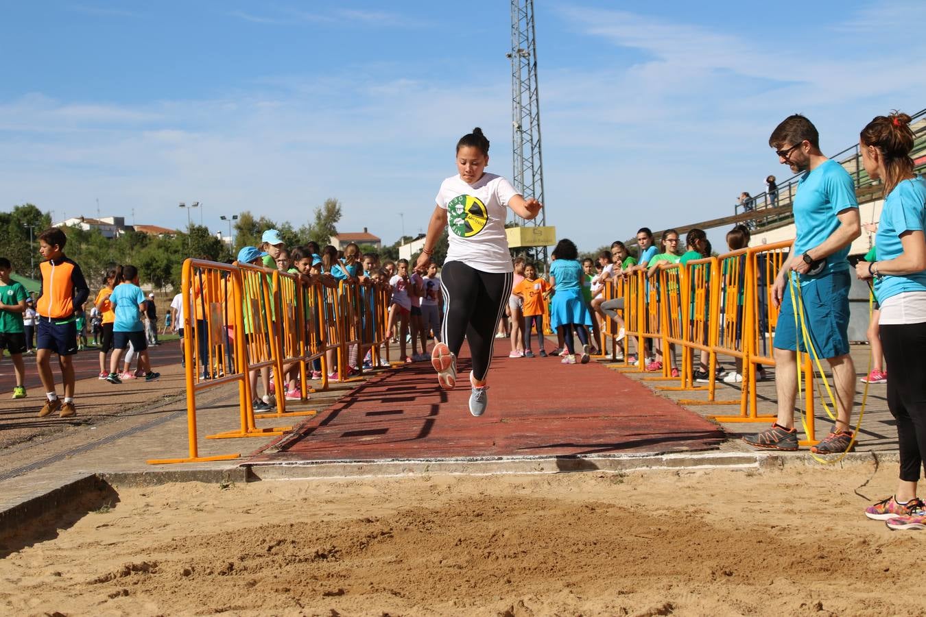 La Ciudad Deportiva 'Manuel Calzado' ha acogido, esta mañana, la celebración de la IV Convivencia Deportiva de Primaria, organizada por el Centro de Profesores y Recursos de esta ciudad con el apoyo del Ayuntamiento de Jerez, la Junta de Extremadura, la Diputación de Badajoz y la Fundación 'Alfonso Gallardo'. Más de 750 escolares de 15 colegios han disfrutado de esta experiencia deportiva con pruebas de atletismo, lanzamiento de peso, salto de altura, salto de longitud y lanzamiento de jabalina.