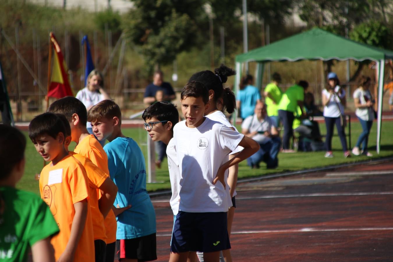 La Ciudad Deportiva 'Manuel Calzado' ha acogido, esta mañana, la celebración de la IV Convivencia Deportiva de Primaria, organizada por el Centro de Profesores y Recursos de esta ciudad con el apoyo del Ayuntamiento de Jerez, la Junta de Extremadura, la Diputación de Badajoz y la Fundación 'Alfonso Gallardo'. Más de 750 escolares de 15 colegios han disfrutado de esta experiencia deportiva con pruebas de atletismo, lanzamiento de peso, salto de altura, salto de longitud y lanzamiento de jabalina.