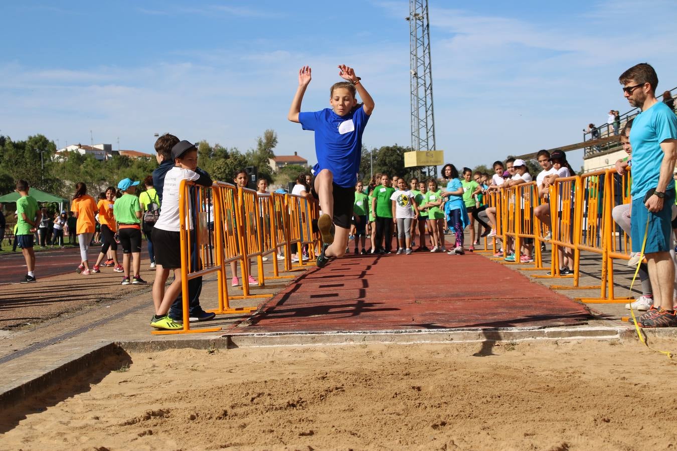 La Ciudad Deportiva 'Manuel Calzado' ha acogido, esta mañana, la celebración de la IV Convivencia Deportiva de Primaria, organizada por el Centro de Profesores y Recursos de esta ciudad con el apoyo del Ayuntamiento de Jerez, la Junta de Extremadura, la Diputación de Badajoz y la Fundación 'Alfonso Gallardo'. Más de 750 escolares de 15 colegios han disfrutado de esta experiencia deportiva con pruebas de atletismo, lanzamiento de peso, salto de altura, salto de longitud y lanzamiento de jabalina.