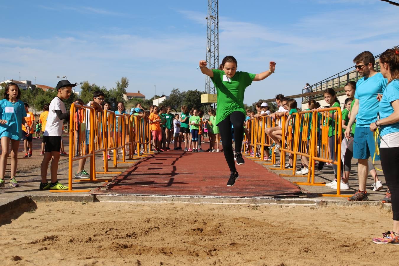 La Ciudad Deportiva 'Manuel Calzado' ha acogido, esta mañana, la celebración de la IV Convivencia Deportiva de Primaria, organizada por el Centro de Profesores y Recursos de esta ciudad con el apoyo del Ayuntamiento de Jerez, la Junta de Extremadura, la Diputación de Badajoz y la Fundación 'Alfonso Gallardo'. Más de 750 escolares de 15 colegios han disfrutado de esta experiencia deportiva con pruebas de atletismo, lanzamiento de peso, salto de altura, salto de longitud y lanzamiento de jabalina.