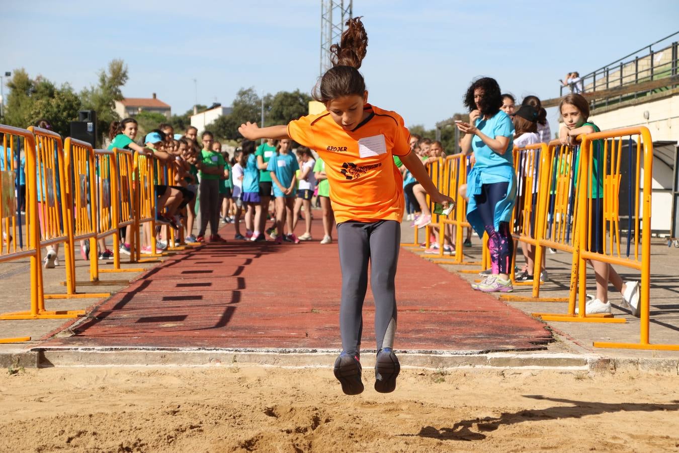La Ciudad Deportiva 'Manuel Calzado' ha acogido, esta mañana, la celebración de la IV Convivencia Deportiva de Primaria, organizada por el Centro de Profesores y Recursos de esta ciudad con el apoyo del Ayuntamiento de Jerez, la Junta de Extremadura, la Diputación de Badajoz y la Fundación 'Alfonso Gallardo'. Más de 750 escolares de 15 colegios han disfrutado de esta experiencia deportiva con pruebas de atletismo, lanzamiento de peso, salto de altura, salto de longitud y lanzamiento de jabalina.