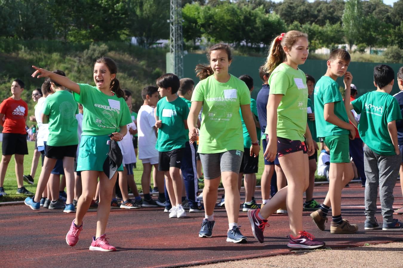 La Ciudad Deportiva 'Manuel Calzado' ha acogido, esta mañana, la celebración de la IV Convivencia Deportiva de Primaria, organizada por el Centro de Profesores y Recursos de esta ciudad con el apoyo del Ayuntamiento de Jerez, la Junta de Extremadura, la Diputación de Badajoz y la Fundación 'Alfonso Gallardo'. Más de 750 escolares de 15 colegios han disfrutado de esta experiencia deportiva con pruebas de atletismo, lanzamiento de peso, salto de altura, salto de longitud y lanzamiento de jabalina.