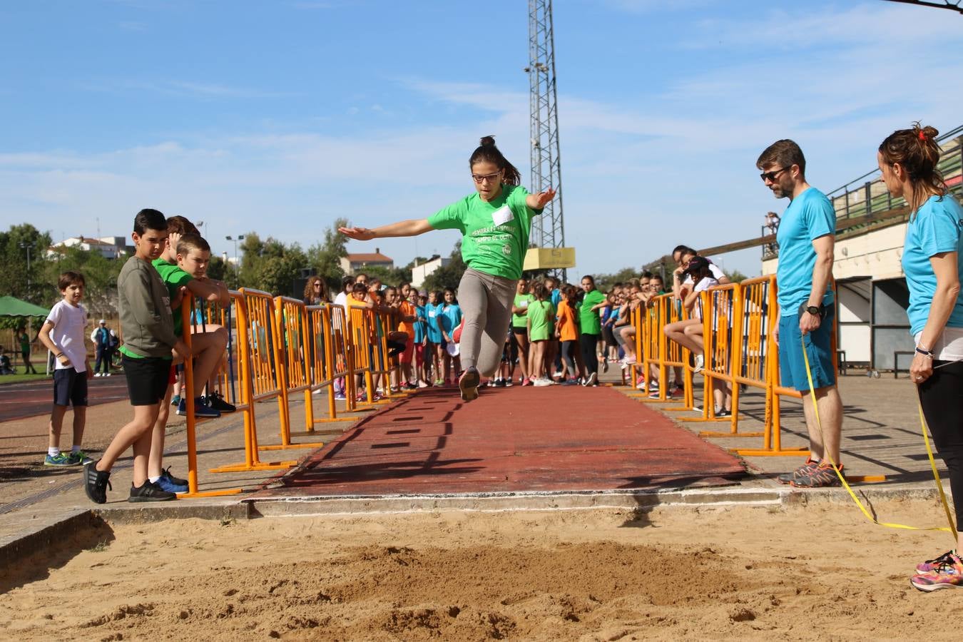 La Ciudad Deportiva 'Manuel Calzado' ha acogido, esta mañana, la celebración de la IV Convivencia Deportiva de Primaria, organizada por el Centro de Profesores y Recursos de esta ciudad con el apoyo del Ayuntamiento de Jerez, la Junta de Extremadura, la Diputación de Badajoz y la Fundación 'Alfonso Gallardo'. Más de 750 escolares de 15 colegios han disfrutado de esta experiencia deportiva con pruebas de atletismo, lanzamiento de peso, salto de altura, salto de longitud y lanzamiento de jabalina.