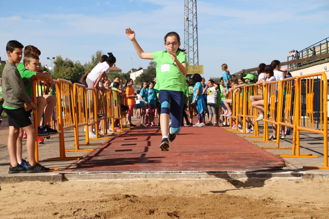 La Ciudad Deportiva 'Manuel Calzado' ha acogido, esta mañana, la celebración de la IV Convivencia Deportiva de Primaria, organizada por el Centro de Profesores y Recursos de esta ciudad con el apoyo del Ayuntamiento de Jerez, la Junta de Extremadura, la Diputación de Badajoz y la Fundación 'Alfonso Gallardo'. Más de 750 escolares de 15 colegios han disfrutado de esta experiencia deportiva con pruebas de atletismo, lanzamiento de peso, salto de altura, salto de longitud y lanzamiento de jabalina.