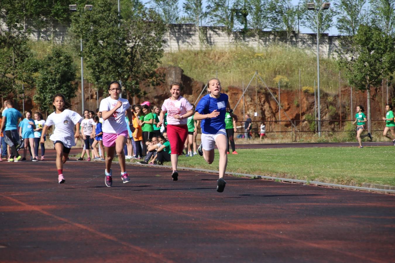 La Ciudad Deportiva 'Manuel Calzado' ha acogido, esta mañana, la celebración de la IV Convivencia Deportiva de Primaria, organizada por el Centro de Profesores y Recursos de esta ciudad con el apoyo del Ayuntamiento de Jerez, la Junta de Extremadura, la Diputación de Badajoz y la Fundación 'Alfonso Gallardo'. Más de 750 escolares de 15 colegios han disfrutado de esta experiencia deportiva con pruebas de atletismo, lanzamiento de peso, salto de altura, salto de longitud y lanzamiento de jabalina.