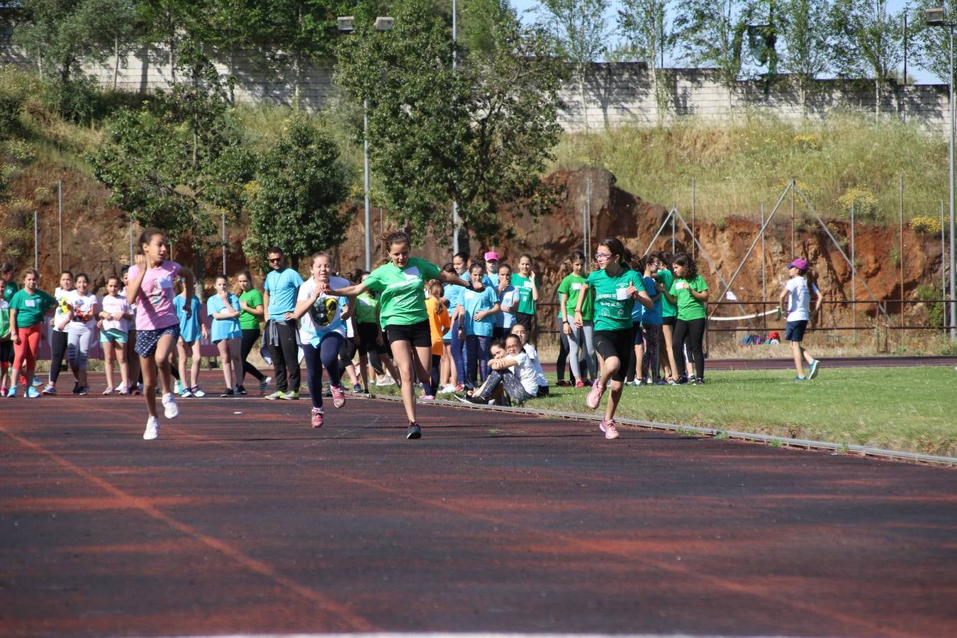 La Ciudad Deportiva 'Manuel Calzado' ha acogido, esta mañana, la celebración de la IV Convivencia Deportiva de Primaria, organizada por el Centro de Profesores y Recursos de esta ciudad con el apoyo del Ayuntamiento de Jerez, la Junta de Extremadura, la Diputación de Badajoz y la Fundación 'Alfonso Gallardo'. Más de 750 escolares de 15 colegios han disfrutado de esta experiencia deportiva con pruebas de atletismo, lanzamiento de peso, salto de altura, salto de longitud y lanzamiento de jabalina.