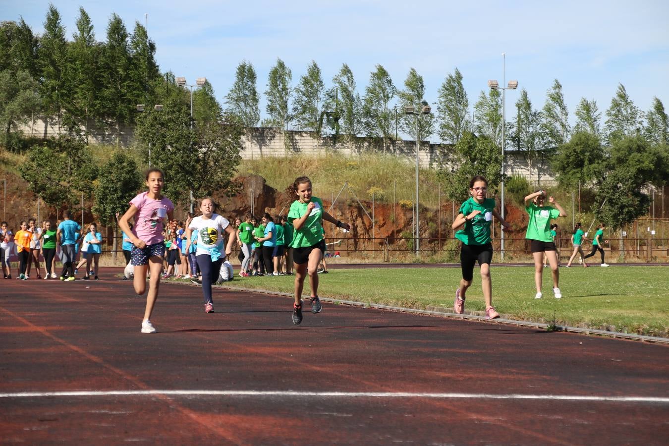 La Ciudad Deportiva 'Manuel Calzado' ha acogido, esta mañana, la celebración de la IV Convivencia Deportiva de Primaria, organizada por el Centro de Profesores y Recursos de esta ciudad con el apoyo del Ayuntamiento de Jerez, la Junta de Extremadura, la Diputación de Badajoz y la Fundación 'Alfonso Gallardo'. Más de 750 escolares de 15 colegios han disfrutado de esta experiencia deportiva con pruebas de atletismo, lanzamiento de peso, salto de altura, salto de longitud y lanzamiento de jabalina.