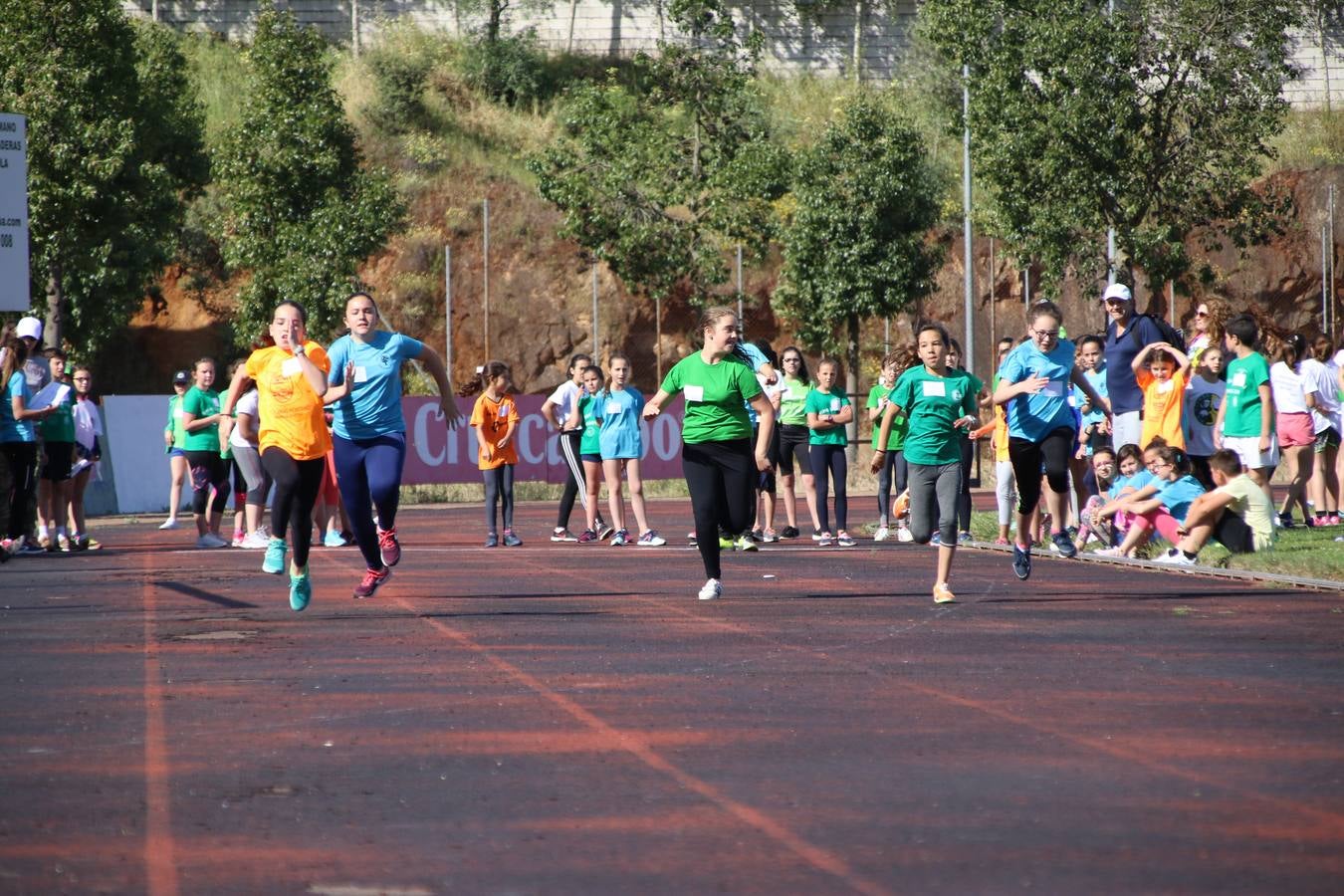 La Ciudad Deportiva 'Manuel Calzado' ha acogido, esta mañana, la celebración de la IV Convivencia Deportiva de Primaria, organizada por el Centro de Profesores y Recursos de esta ciudad con el apoyo del Ayuntamiento de Jerez, la Junta de Extremadura, la Diputación de Badajoz y la Fundación 'Alfonso Gallardo'. Más de 750 escolares de 15 colegios han disfrutado de esta experiencia deportiva con pruebas de atletismo, lanzamiento de peso, salto de altura, salto de longitud y lanzamiento de jabalina.