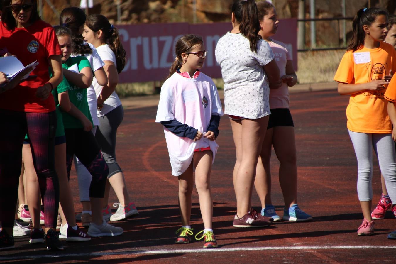 La Ciudad Deportiva 'Manuel Calzado' ha acogido, esta mañana, la celebración de la IV Convivencia Deportiva de Primaria, organizada por el Centro de Profesores y Recursos de esta ciudad con el apoyo del Ayuntamiento de Jerez, la Junta de Extremadura, la Diputación de Badajoz y la Fundación 'Alfonso Gallardo'. Más de 750 escolares de 15 colegios han disfrutado de esta experiencia deportiva con pruebas de atletismo, lanzamiento de peso, salto de altura, salto de longitud y lanzamiento de jabalina.