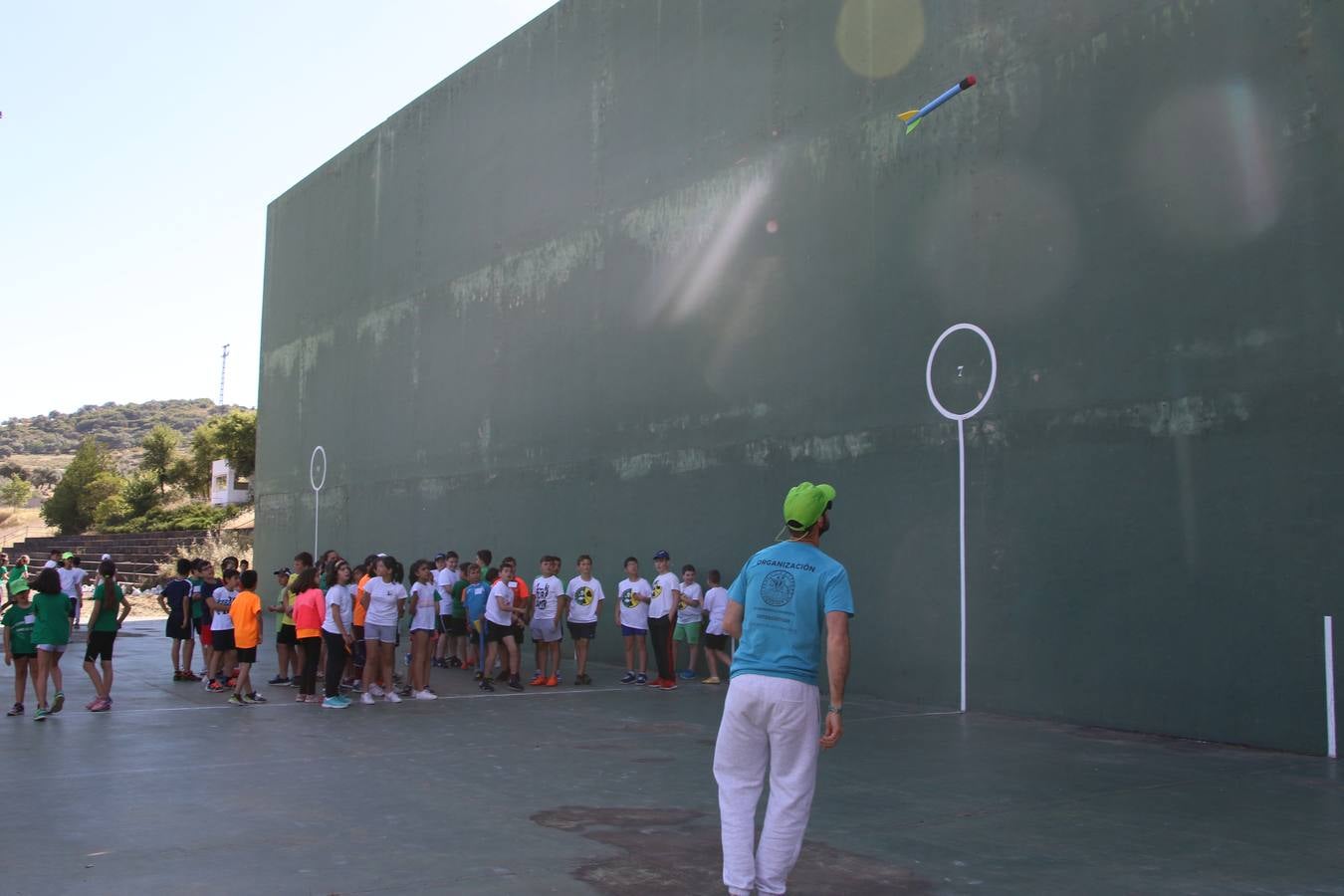 La Ciudad Deportiva 'Manuel Calzado' ha acogido, esta mañana, la celebración de la IV Convivencia Deportiva de Primaria, organizada por el Centro de Profesores y Recursos de esta ciudad con el apoyo del Ayuntamiento de Jerez, la Junta de Extremadura, la Diputación de Badajoz y la Fundación 'Alfonso Gallardo'. Más de 750 escolares de 15 colegios han disfrutado de esta experiencia deportiva con pruebas de atletismo, lanzamiento de peso, salto de altura, salto de longitud y lanzamiento de jabalina.