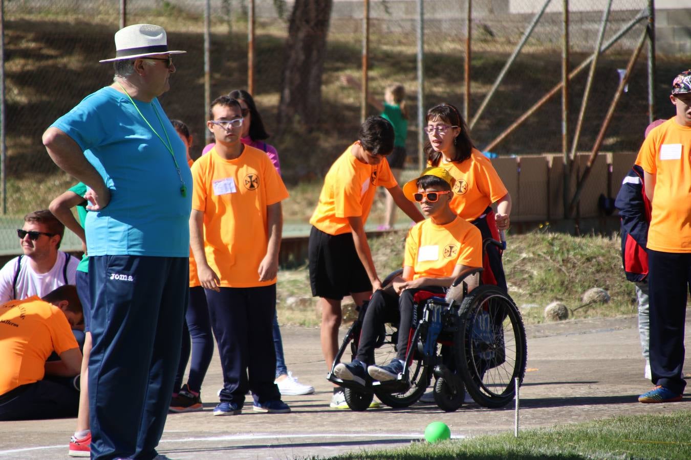 La Ciudad Deportiva 'Manuel Calzado' ha acogido, esta mañana, la celebración de la IV Convivencia Deportiva de Primaria, organizada por el Centro de Profesores y Recursos de esta ciudad con el apoyo del Ayuntamiento de Jerez, la Junta de Extremadura, la Diputación de Badajoz y la Fundación 'Alfonso Gallardo'. Más de 750 escolares de 15 colegios han disfrutado de esta experiencia deportiva con pruebas de atletismo, lanzamiento de peso, salto de altura, salto de longitud y lanzamiento de jabalina.