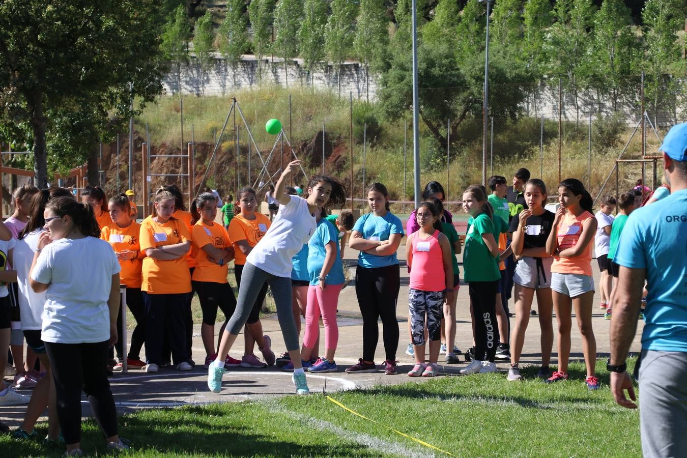 La Ciudad Deportiva 'Manuel Calzado' ha acogido, esta mañana, la celebración de la IV Convivencia Deportiva de Primaria, organizada por el Centro de Profesores y Recursos de esta ciudad con el apoyo del Ayuntamiento de Jerez, la Junta de Extremadura, la Diputación de Badajoz y la Fundación 'Alfonso Gallardo'. Más de 750 escolares de 15 colegios han disfrutado de esta experiencia deportiva con pruebas de atletismo, lanzamiento de peso, salto de altura, salto de longitud y lanzamiento de jabalina.
