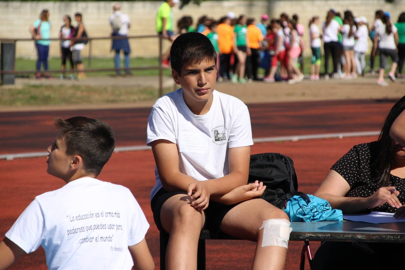 La Ciudad Deportiva 'Manuel Calzado' ha acogido, esta mañana, la celebración de la IV Convivencia Deportiva de Primaria, organizada por el Centro de Profesores y Recursos de esta ciudad con el apoyo del Ayuntamiento de Jerez, la Junta de Extremadura, la Diputación de Badajoz y la Fundación 'Alfonso Gallardo'. Más de 750 escolares de 15 colegios han disfrutado de esta experiencia deportiva con pruebas de atletismo, lanzamiento de peso, salto de altura, salto de longitud y lanzamiento de jabalina.