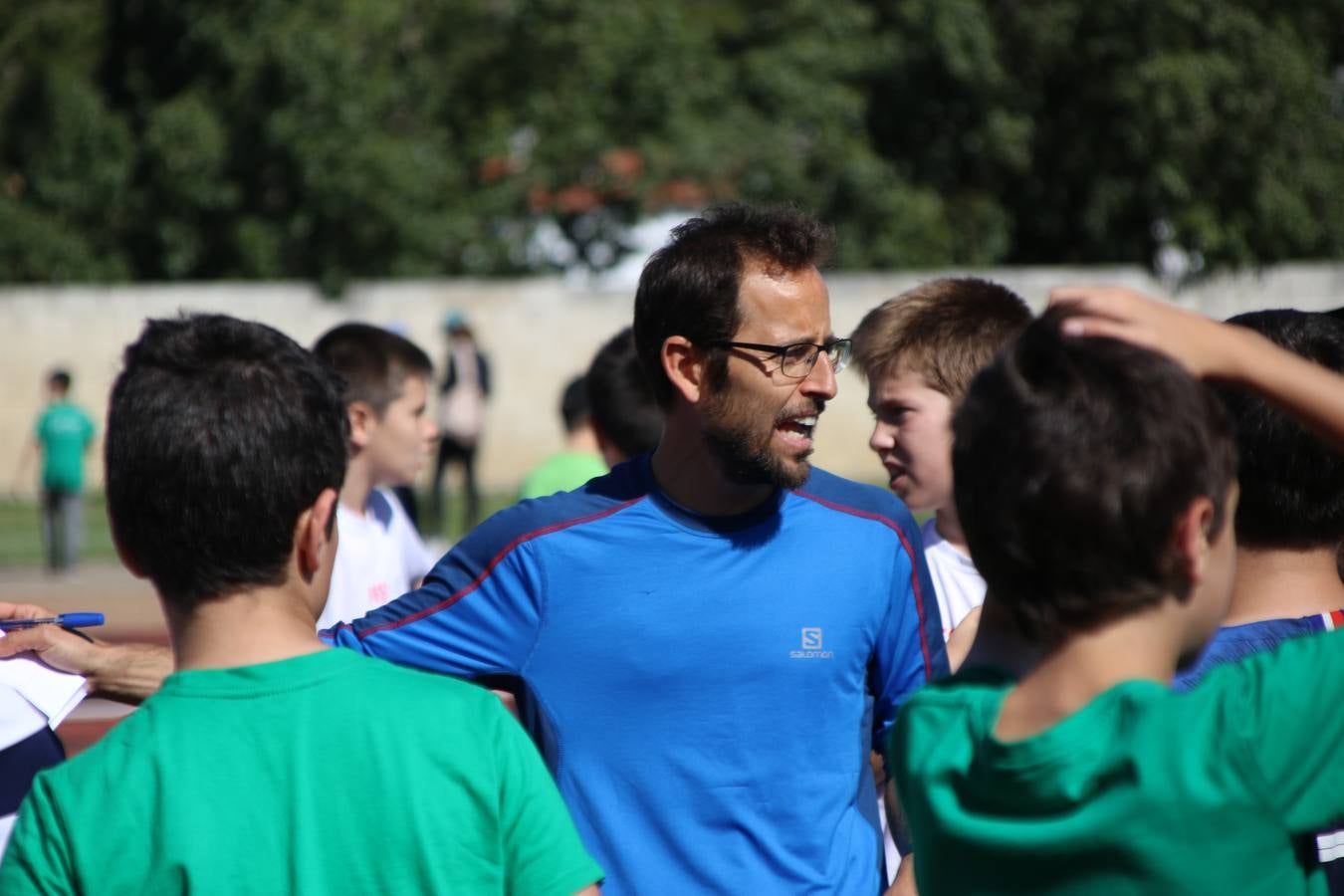La Ciudad Deportiva 'Manuel Calzado' ha acogido, esta mañana, la celebración de la IV Convivencia Deportiva de Primaria, organizada por el Centro de Profesores y Recursos de esta ciudad con el apoyo del Ayuntamiento de Jerez, la Junta de Extremadura, la Diputación de Badajoz y la Fundación 'Alfonso Gallardo'. Más de 750 escolares de 15 colegios han disfrutado de esta experiencia deportiva con pruebas de atletismo, lanzamiento de peso, salto de altura, salto de longitud y lanzamiento de jabalina.