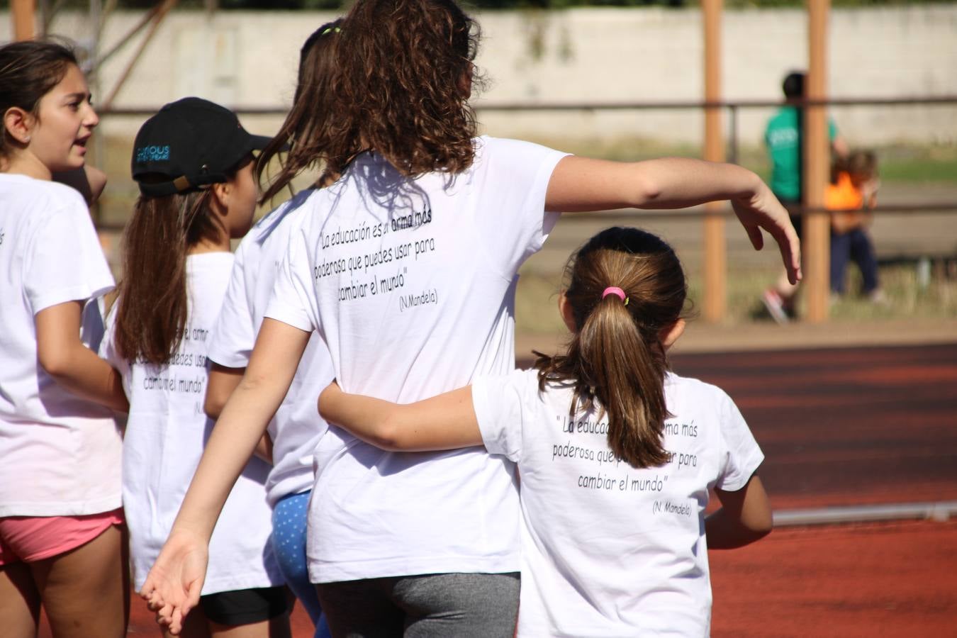 La Ciudad Deportiva 'Manuel Calzado' ha acogido, esta mañana, la celebración de la IV Convivencia Deportiva de Primaria, organizada por el Centro de Profesores y Recursos de esta ciudad con el apoyo del Ayuntamiento de Jerez, la Junta de Extremadura, la Diputación de Badajoz y la Fundación 'Alfonso Gallardo'. Más de 750 escolares de 15 colegios han disfrutado de esta experiencia deportiva con pruebas de atletismo, lanzamiento de peso, salto de altura, salto de longitud y lanzamiento de jabalina.