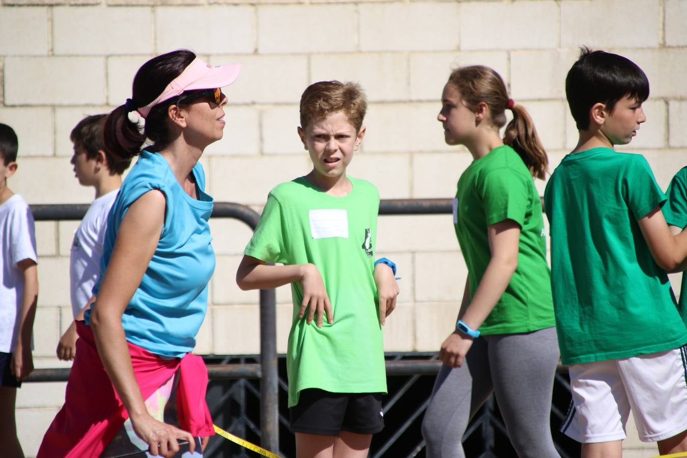 La Ciudad Deportiva 'Manuel Calzado' ha acogido, esta mañana, la celebración de la IV Convivencia Deportiva de Primaria, organizada por el Centro de Profesores y Recursos de esta ciudad con el apoyo del Ayuntamiento de Jerez, la Junta de Extremadura, la Diputación de Badajoz y la Fundación 'Alfonso Gallardo'. Más de 750 escolares de 15 colegios han disfrutado de esta experiencia deportiva con pruebas de atletismo, lanzamiento de peso, salto de altura, salto de longitud y lanzamiento de jabalina.