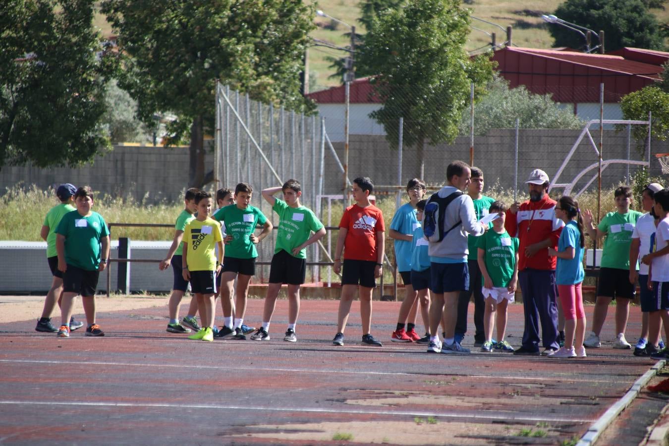 La Ciudad Deportiva 'Manuel Calzado' ha acogido, esta mañana, la celebración de la IV Convivencia Deportiva de Primaria, organizada por el Centro de Profesores y Recursos de esta ciudad con el apoyo del Ayuntamiento de Jerez, la Junta de Extremadura, la Diputación de Badajoz y la Fundación 'Alfonso Gallardo'. Más de 750 escolares de 15 colegios han disfrutado de esta experiencia deportiva con pruebas de atletismo, lanzamiento de peso, salto de altura, salto de longitud y lanzamiento de jabalina.