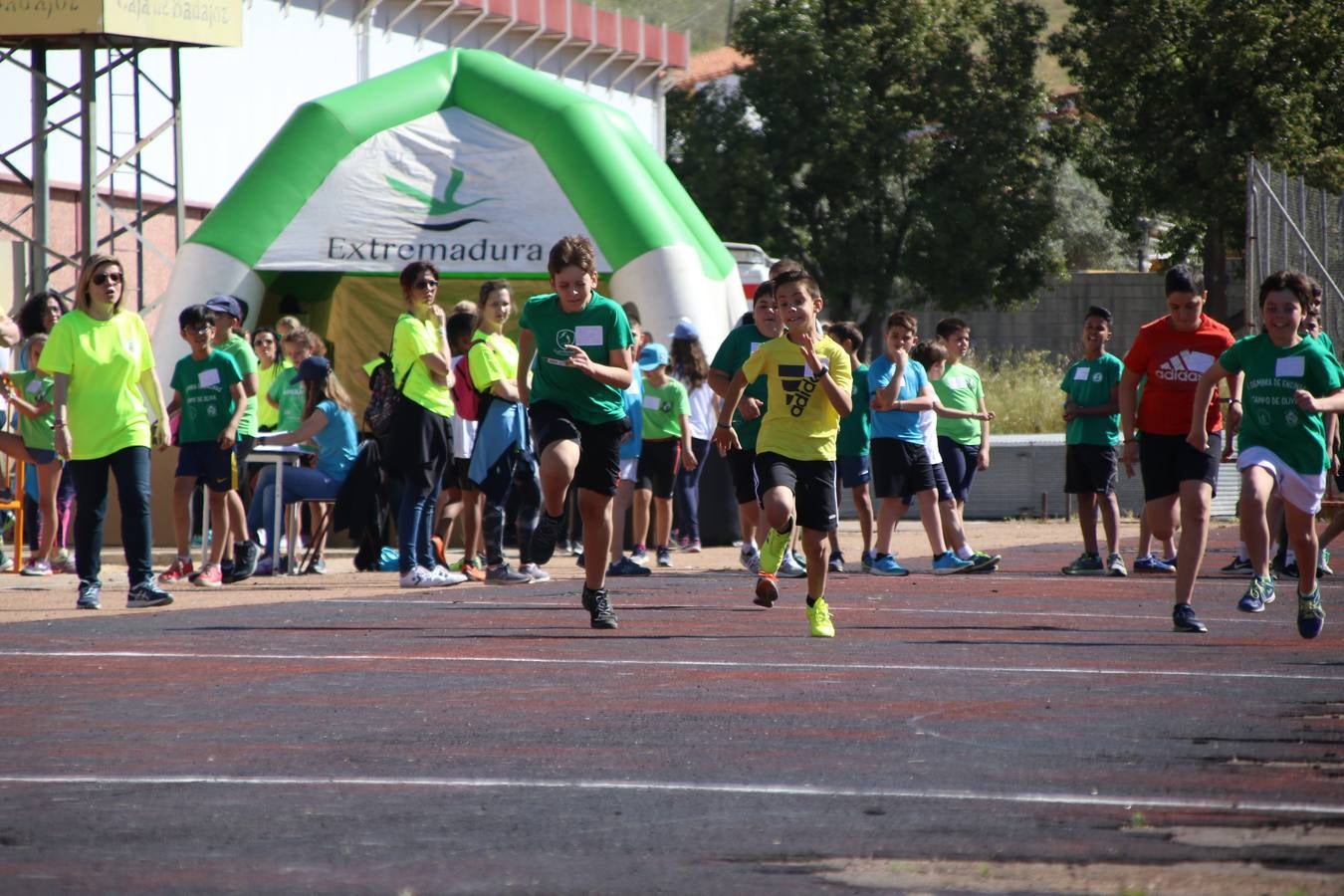 La Ciudad Deportiva 'Manuel Calzado' ha acogido, esta mañana, la celebración de la IV Convivencia Deportiva de Primaria, organizada por el Centro de Profesores y Recursos de esta ciudad con el apoyo del Ayuntamiento de Jerez, la Junta de Extremadura, la Diputación de Badajoz y la Fundación 'Alfonso Gallardo'. Más de 750 escolares de 15 colegios han disfrutado de esta experiencia deportiva con pruebas de atletismo, lanzamiento de peso, salto de altura, salto de longitud y lanzamiento de jabalina.