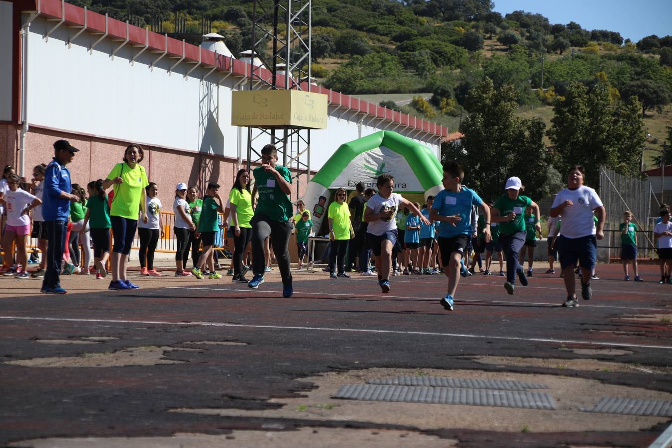 La Ciudad Deportiva 'Manuel Calzado' ha acogido, esta mañana, la celebración de la IV Convivencia Deportiva de Primaria, organizada por el Centro de Profesores y Recursos de esta ciudad con el apoyo del Ayuntamiento de Jerez, la Junta de Extremadura, la Diputación de Badajoz y la Fundación 'Alfonso Gallardo'. Más de 750 escolares de 15 colegios han disfrutado de esta experiencia deportiva con pruebas de atletismo, lanzamiento de peso, salto de altura, salto de longitud y lanzamiento de jabalina.