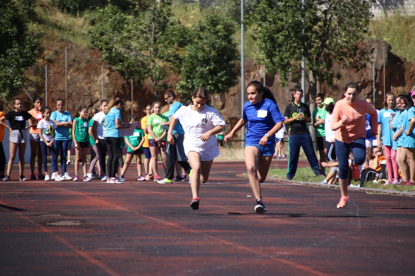 La Ciudad Deportiva 'Manuel Calzado' ha acogido, esta mañana, la celebración de la IV Convivencia Deportiva de Primaria, organizada por el Centro de Profesores y Recursos de esta ciudad con el apoyo del Ayuntamiento de Jerez, la Junta de Extremadura, la Diputación de Badajoz y la Fundación 'Alfonso Gallardo'. Más de 750 escolares de 15 colegios han disfrutado de esta experiencia deportiva con pruebas de atletismo, lanzamiento de peso, salto de altura, salto de longitud y lanzamiento de jabalina.