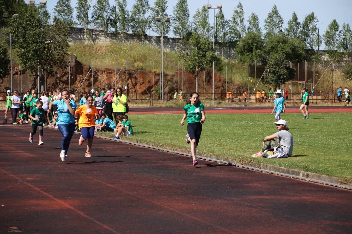 La Ciudad Deportiva 'Manuel Calzado' ha acogido, esta mañana, la celebración de la IV Convivencia Deportiva de Primaria, organizada por el Centro de Profesores y Recursos de esta ciudad con el apoyo del Ayuntamiento de Jerez, la Junta de Extremadura, la Diputación de Badajoz y la Fundación 'Alfonso Gallardo'. Más de 750 escolares de 15 colegios han disfrutado de esta experiencia deportiva con pruebas de atletismo, lanzamiento de peso, salto de altura, salto de longitud y lanzamiento de jabalina.