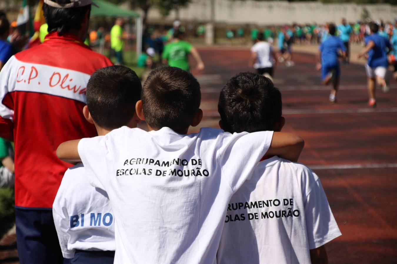 La Ciudad Deportiva 'Manuel Calzado' ha acogido, esta mañana, la celebración de la IV Convivencia Deportiva de Primaria, organizada por el Centro de Profesores y Recursos de esta ciudad con el apoyo del Ayuntamiento de Jerez, la Junta de Extremadura, la Diputación de Badajoz y la Fundación 'Alfonso Gallardo'. Más de 750 escolares de 15 colegios han disfrutado de esta experiencia deportiva con pruebas de atletismo, lanzamiento de peso, salto de altura, salto de longitud y lanzamiento de jabalina.