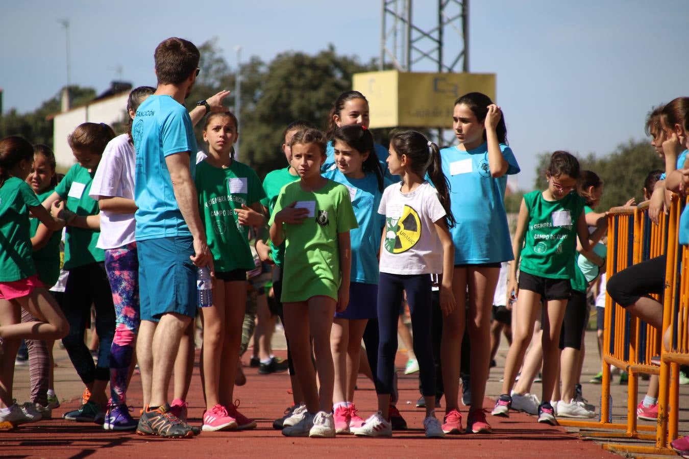 La Ciudad Deportiva 'Manuel Calzado' ha acogido, esta mañana, la celebración de la IV Convivencia Deportiva de Primaria, organizada por el Centro de Profesores y Recursos de esta ciudad con el apoyo del Ayuntamiento de Jerez, la Junta de Extremadura, la Diputación de Badajoz y la Fundación 'Alfonso Gallardo'. Más de 750 escolares de 15 colegios han disfrutado de esta experiencia deportiva con pruebas de atletismo, lanzamiento de peso, salto de altura, salto de longitud y lanzamiento de jabalina.