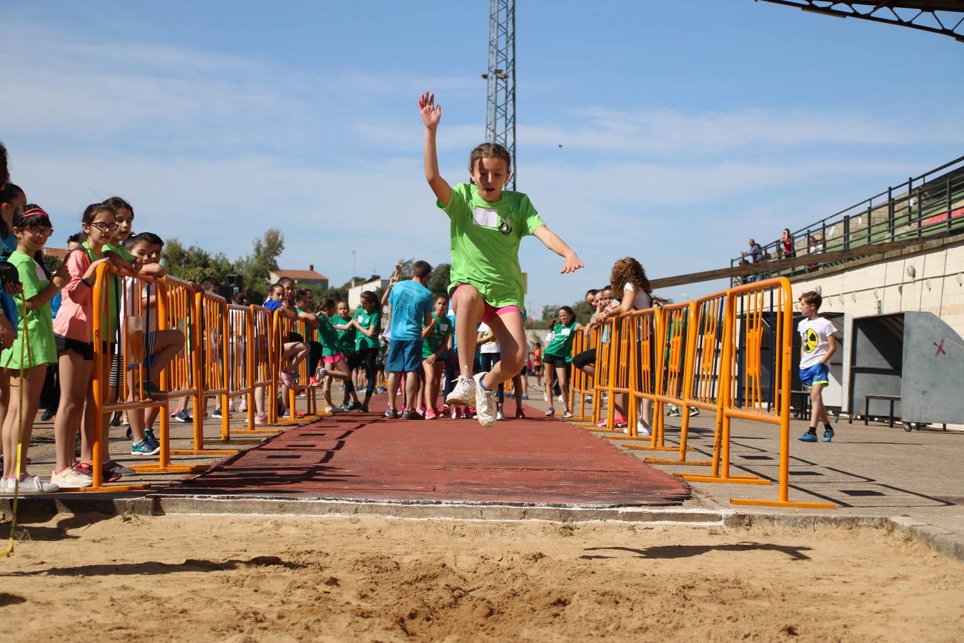La Ciudad Deportiva 'Manuel Calzado' ha acogido, esta mañana, la celebración de la IV Convivencia Deportiva de Primaria, organizada por el Centro de Profesores y Recursos de esta ciudad con el apoyo del Ayuntamiento de Jerez, la Junta de Extremadura, la Diputación de Badajoz y la Fundación 'Alfonso Gallardo'. Más de 750 escolares de 15 colegios han disfrutado de esta experiencia deportiva con pruebas de atletismo, lanzamiento de peso, salto de altura, salto de longitud y lanzamiento de jabalina.