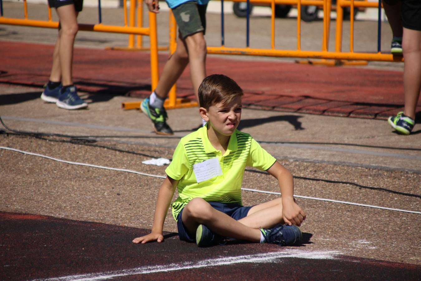 La Ciudad Deportiva 'Manuel Calzado' ha acogido, esta mañana, la celebración de la IV Convivencia Deportiva de Primaria, organizada por el Centro de Profesores y Recursos de esta ciudad con el apoyo del Ayuntamiento de Jerez, la Junta de Extremadura, la Diputación de Badajoz y la Fundación 'Alfonso Gallardo'. Más de 750 escolares de 15 colegios han disfrutado de esta experiencia deportiva con pruebas de atletismo, lanzamiento de peso, salto de altura, salto de longitud y lanzamiento de jabalina.