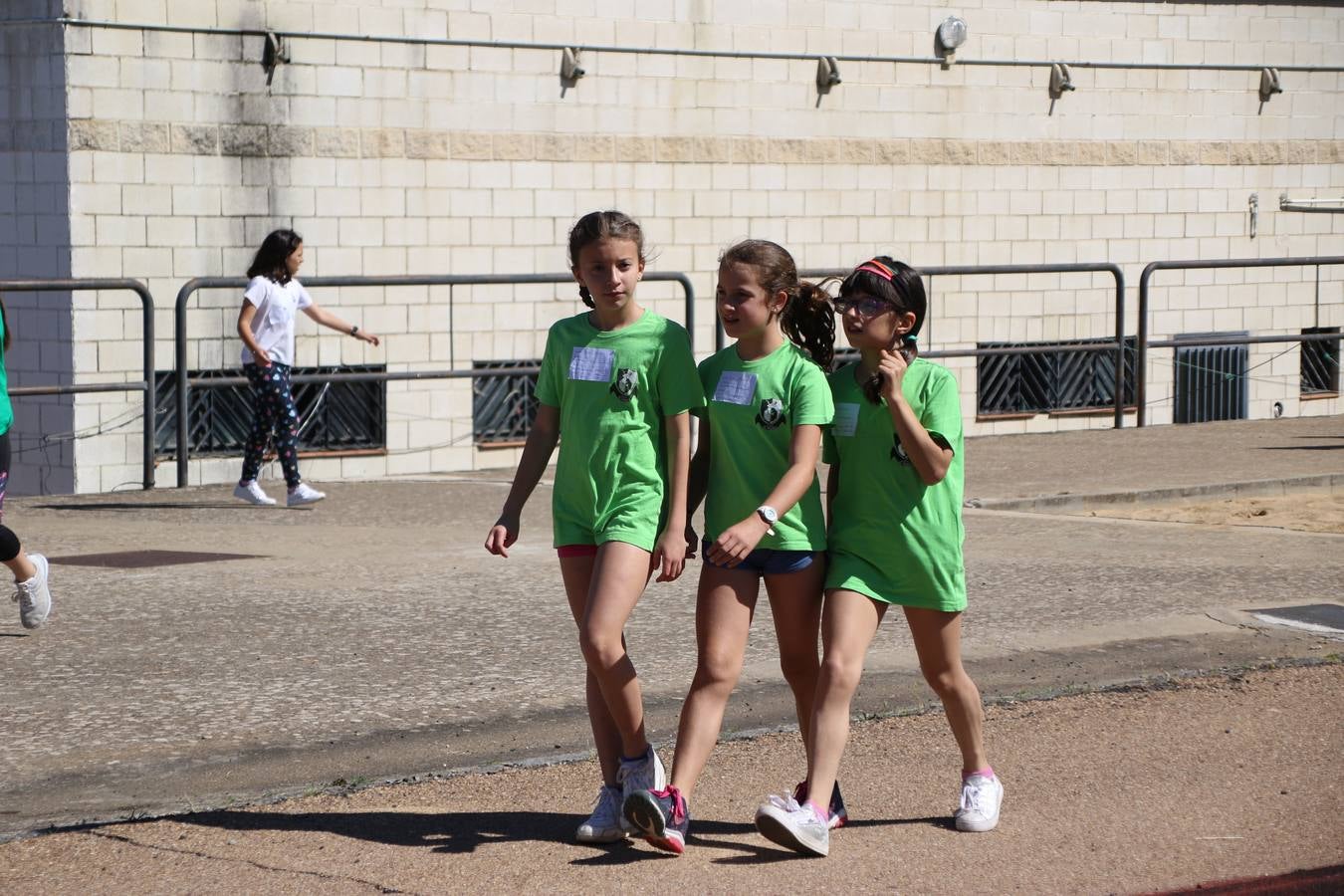 La Ciudad Deportiva 'Manuel Calzado' ha acogido, esta mañana, la celebración de la IV Convivencia Deportiva de Primaria, organizada por el Centro de Profesores y Recursos de esta ciudad con el apoyo del Ayuntamiento de Jerez, la Junta de Extremadura, la Diputación de Badajoz y la Fundación 'Alfonso Gallardo'. Más de 750 escolares de 15 colegios han disfrutado de esta experiencia deportiva con pruebas de atletismo, lanzamiento de peso, salto de altura, salto de longitud y lanzamiento de jabalina.