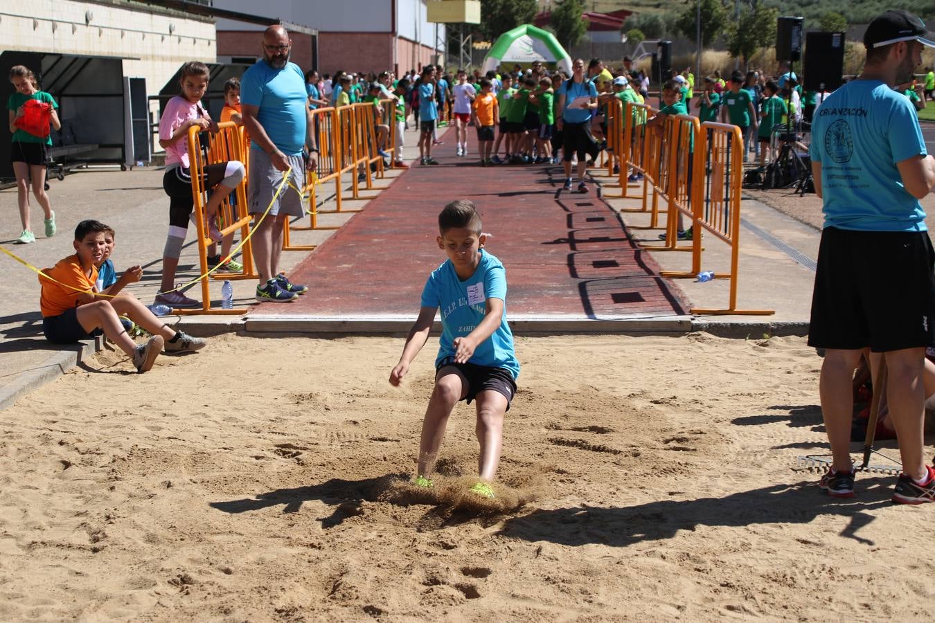 La Ciudad Deportiva 'Manuel Calzado' ha acogido, esta mañana, la celebración de la IV Convivencia Deportiva de Primaria, organizada por el Centro de Profesores y Recursos de esta ciudad con el apoyo del Ayuntamiento de Jerez, la Junta de Extremadura, la Diputación de Badajoz y la Fundación 'Alfonso Gallardo'. Más de 750 escolares de 15 colegios han disfrutado de esta experiencia deportiva con pruebas de atletismo, lanzamiento de peso, salto de altura, salto de longitud y lanzamiento de jabalina.